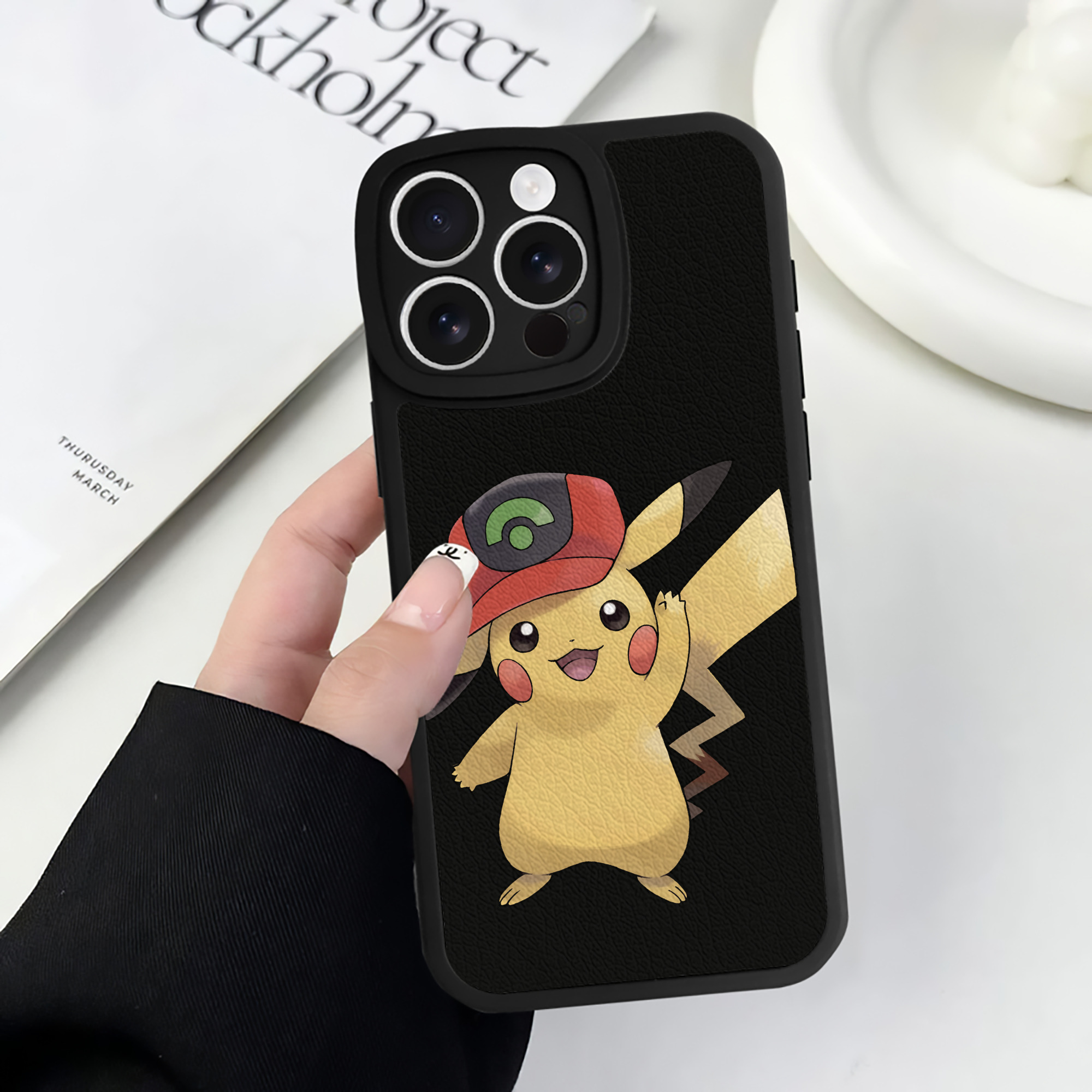 （画像用） ポケットモンスター Pokémon 【iPhone 16シリーズ対応】シリコンスマホケース（レザー調） 材質：シリコン